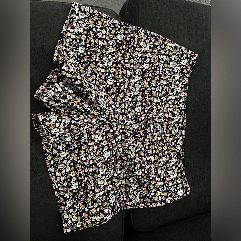 Olivia Grey Floral Women's Shorts (Daily Look)
